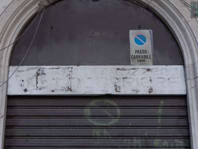 A pochi metri di distanza troviamo poi una vecchia autocarrozzeria dall�insegna cos� sbiadita da non riuscire a distinguerne le lettere
